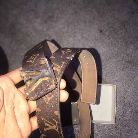 Authentic Louis Vuitton belt... Originally 500$ - Picture 2 of 7